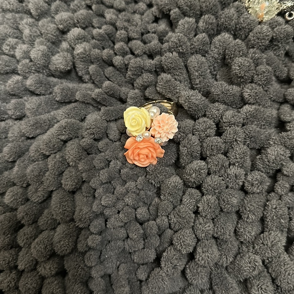 Floral stretchy women’s ring size 7